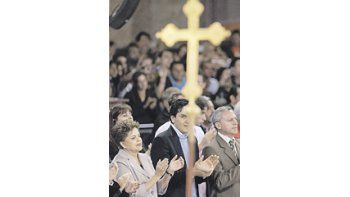 Dilma Rousseff participó ayer en una misa en la Basílica de Nuestra Señora Aparecida, 165 kilómetros al norte de San Pablo, en un intento de mostrarse más amigable ante el electorado religioso. La polémica por el aborto fue central para evitar su victoria en primera vuelta.