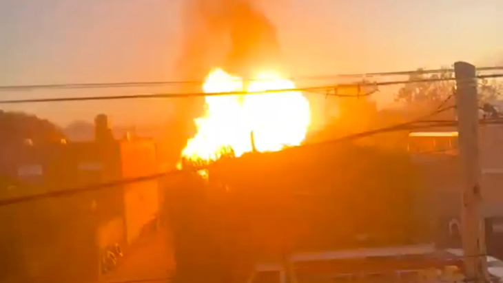 El incendio en un dep&oacute;sito de garrafas en Mariano Acosta, partido de Merlo, dej&oacute; escenas de desesperaci&oacute;n y fuertes testimonios de los vecinos afectados por las explosiones y el avance del fuego.