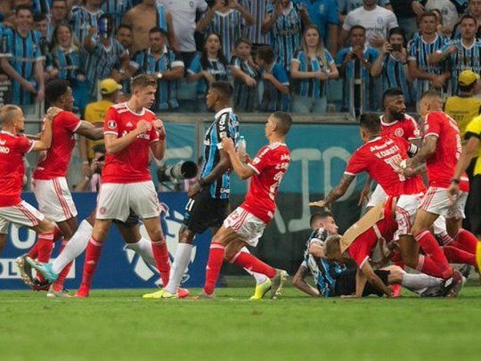 El final del partido por Copa Libertadores entre Gremio e Inter terminó con 8 expulsados.