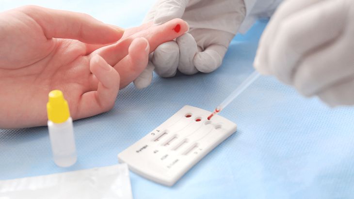 El testeo temprano es clave para detectar la infección y evitar complicaciones graves.  