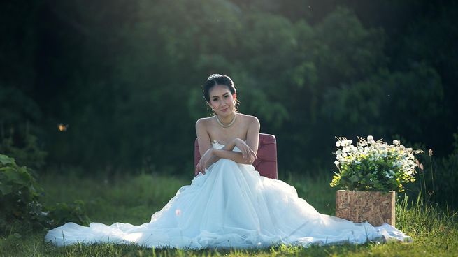 Carey, la influencer británica, celebró una boda viral consigo misma en 2024 y ahora busca un “divorcio simbólico” tras un año de compromiso.