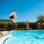 Por qué algunas personas no quieren meterse al agua en el verano. Por qué algunas personas no quieren meterse al agua en el verano.