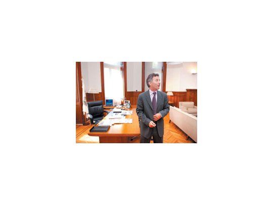 Debut y sorpresa de Macridesembarcó ayer en sunuevo despacho de lajefatura de Gobierno porteñadonde no pudo dar con losautos oficiales y mandó ahacer un inventario.