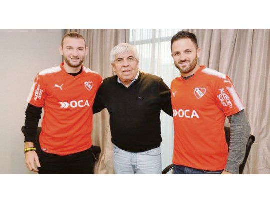 dos nuevos. El uruguayo Silva y Juan Manuel Martínez posan junto al presidente de Independiente, Hugo Moyano, tras firmar sus contratos.