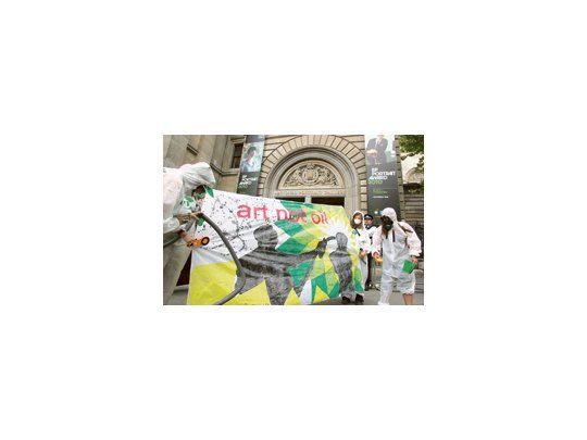 Una de las manifestaciones realizadas por el grupo de artistas y ecologistas Greenwash Guerrillas ante la Tate Gallery de Londres.