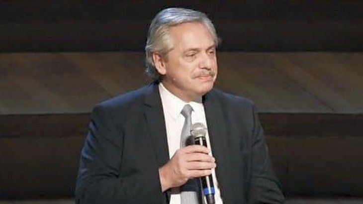 Alberto Fernandez Micrófono.jpg