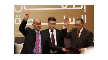 El presidente del CNT libio, Mustafa Abdeljalil, junto al Presidente de la Corte Suprema, Kamal Edhan, y al de la Conferencia Nacional, Mohammad Ali Sulayem.