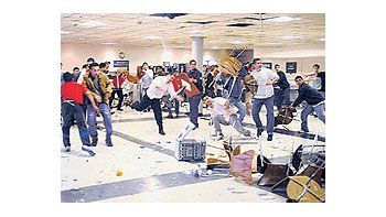 ámbito.com | Empleadosdel casinoflotante dePuertoMaderomarcharánhoy parareclamarseguridaddespués delos incidentesque protagonizaronelviernespasado. Hubodestrozos yuna decenade heridos.