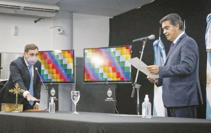 unción. Santiago Pérez Pons, al jurar el viernes ante Jorge Capitanich al frente del nuevo ministerio chaqueño.