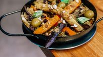 La parrilla vegetariana de Villa Crespo que cocina hongos y vegetales a las brasas