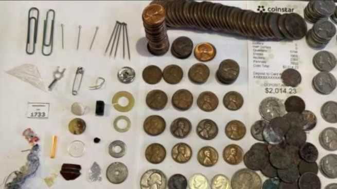 Un joven mostró públicamente los ahorros que su abuelo guardó durante 70 años