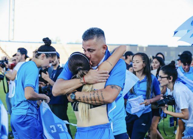Carlos Casteglione, el DT que estuvo en todo el proceso, felicita a las jugadoras campeonas. 