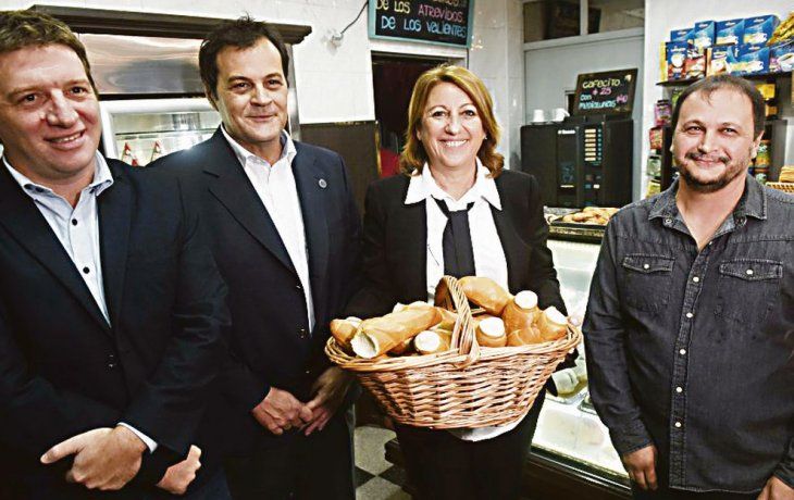 Panaderías. La intendenta rosarina Mónica Fein lanzó ayer el plan Precios Justos que congela el precio del pan, entre otros productos.