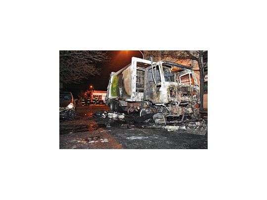 Así quedó el camión de recolección de residuos que se inecndió y propagó el fuego a otros vehículos.