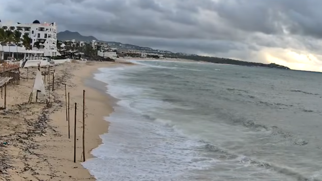Cámara en directo desde el Cabo San Lucas con la llegada de Lorena.