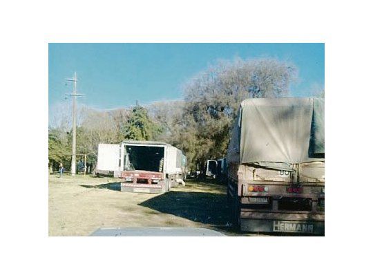SOSPECHAS. Camiones con insumos de Desarrollo Social esperan en un campamento cercano a la ciudad de La Merced, en Catamarca.