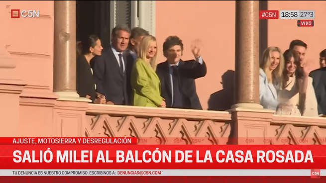 El presidente Javier Milei en el balcón de la Casa Rosada.