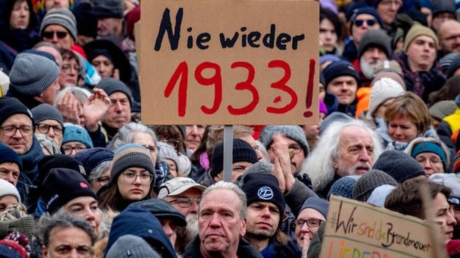 Nunca más 1933, una de las consignas que más se leyó este fin de semana en las manifestaciones.