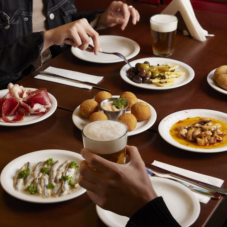 La cantina espa&ntilde;ola est&aacute; ubicada en Irigoyen 1801, Versalles.