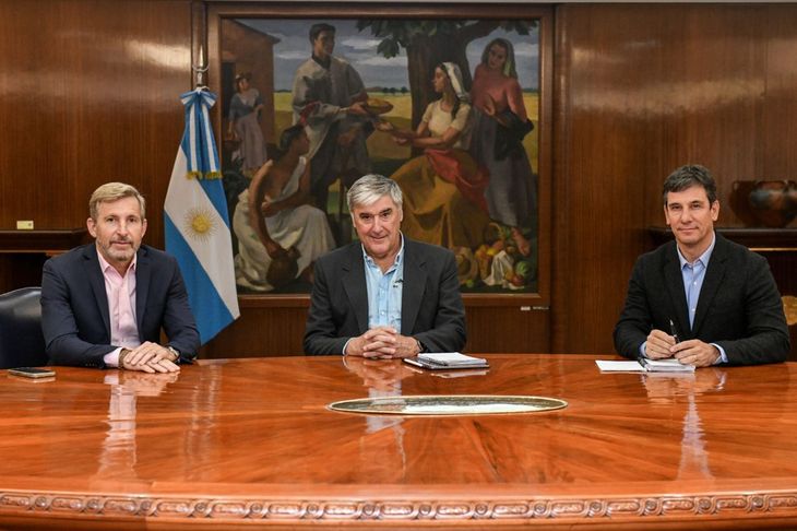 Rogelio Frigerio mantuvo reuniones en el Ministerio de Economía durante su paso por la Ciudad de Buenos Aires. Rogelio Frigerio mantuvo reuniones en el Ministerio de Economía durante su paso por la Ciudad de Buenos Aires.