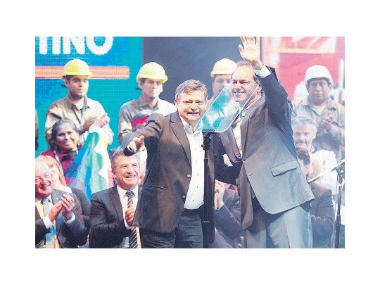 El gobernador electo, Domingo Peppo, participó ayer del acto de Daniel Scioli, quien lo felicitó por el triunfo del domingo sobre la postulante de la alianza UCR-PRO-FR, Aída Ayala.