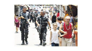 Policías brasileños patrullan la favela de Jacarezinho, en Río de Janeiro. Las autoridades decidieron saturar las barriadas pobres con efectivos de seguridad en respuesta a la ola de violencia de los últimos días.