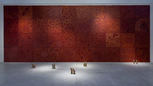 Superficie de dolor. Instalación de sitio específico. Telgopor y cera. 1000 x 400 x 5 cm. 2026.