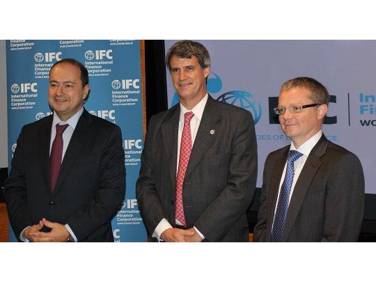 De izquierda a derecha: Dimitris Tsitsiragos, de VP de IFC;  Alfonso Prat Gay, Ministro de Hacienda y Finanzas Públicas de la Argentina; e Ignacio Morán CFO de Grupo Telecom durante la firma del acuerdo de financiación por U$S 400 millones para ampliar la red 4G de Personal.