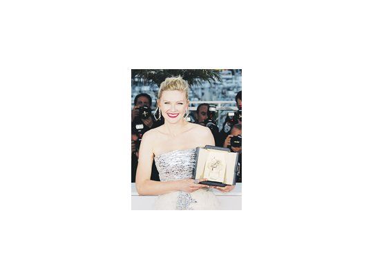 Kirsten Dunst, mejor actriz en Cannes por «Melancholia» de Lars Von Trier. El director tenía prohibido acercarse a menos de 100 metros del Palacio Lumière, donde se entregaron las Palmas.