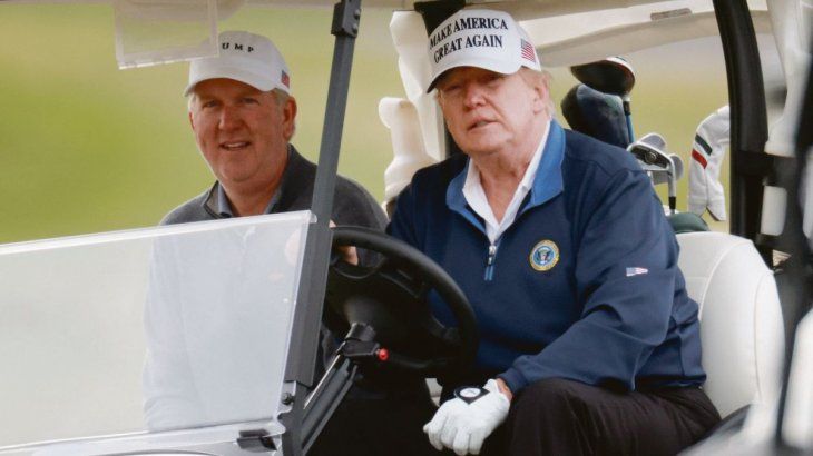 LE COLGARON LOS PALOS. Donald Trump recibió ayer un fuerte revés del mundo del golf profesional, cuando la PGA of America y el ente rector del ese deporte a nivel global, R&A, anunciaron que obviarán en sus calendarios dos campos propiedad del presidente debido al reciente asalto de sus seguidores al Capitolio. Se trata, respectivamente, del Trump National Golf Club de Bedminster y del de Turnberry, en Escocia.
