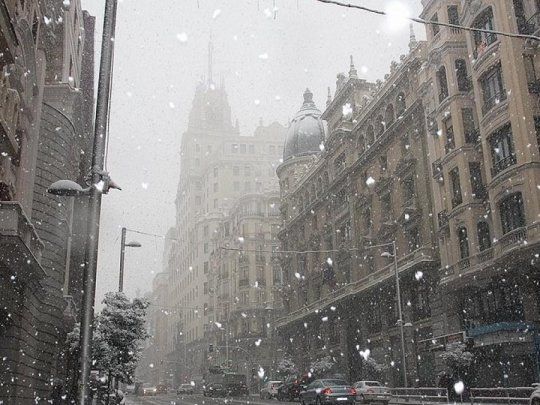Madrid, que atraviesa una nevada histórica, extendió las restricciones de movilidad a 14 localidades.