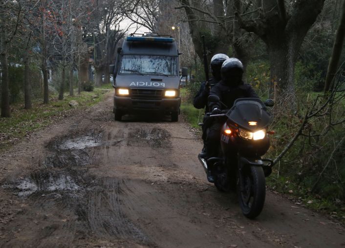 Rastrillaje policial en las adyacencias del sitio donde fue detenido López.