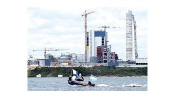 El análisis del río Uruguay -durante un año- incluyó la toma de muestras a 70 kilómetros aguas arriba de Botnia, frente a la pastera y a 8 kilómetros aguas abajo.