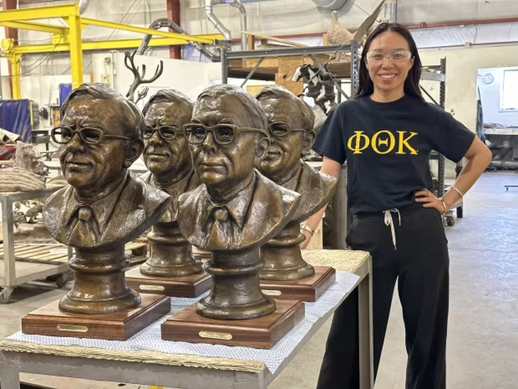 En el “Woodstock del Capitalismo” es posible comprar de todo. Bustos en bronce de Charlie Munger y Warren Buffett, creados por la artista Yu Shu En el “Woodstock del Capitalismo” es posible comprar de todo. Bustos en bronce de Charlie Munger y Warren Buffett, creados por la artista Yu Shu