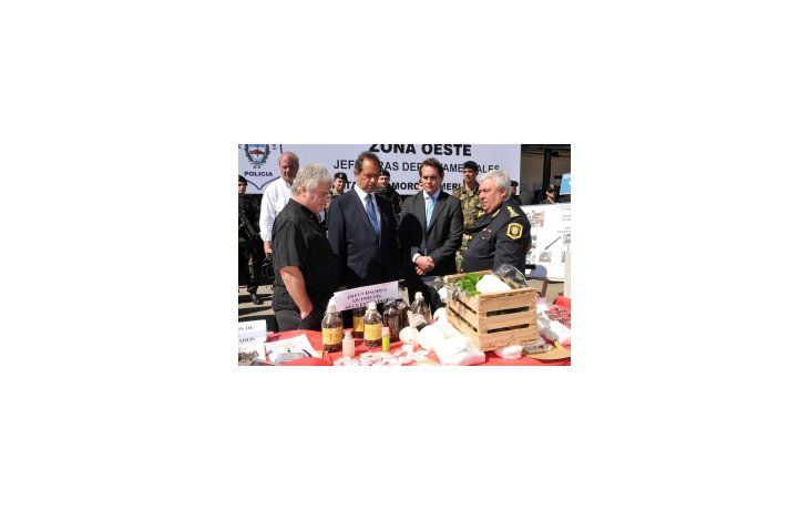 El gobernador se mostró con el jefe policial en un operativo en La Matanza.