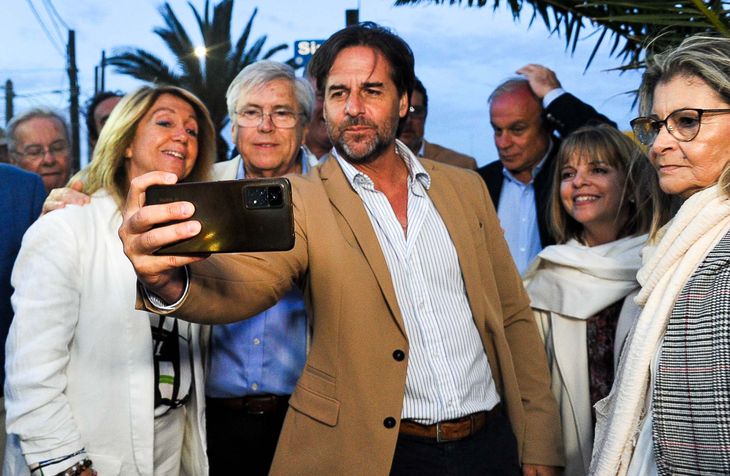 El presidente Luis Lacalle Pou se saca una selfie junto al ministro de Turismo, Tabaré Viera. El presidente Luis Lacalle Pou se saca una selfie junto al ministro de Turismo, Tabaré Viera.