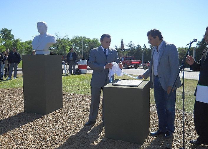 La estatua del expresidente fue inaugurado el 27 de octubre de 2011, por iniciativa de la Agrupación Cooperativista Néstor Kirchner. En los años siguientes le realizaron otros homenajes.
