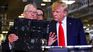 Donald Trump junto a Tim Cook, CEO de Apple. 