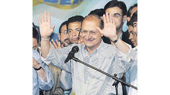 ámbito.com | El candidato opositor, en pleno festejo por la segunda vuelta.En entrevista con Ambito Financiero dijo que de asumir priorizaríael Mercosur.