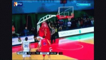Terrible golpe de ex-NBA en la liga rusa