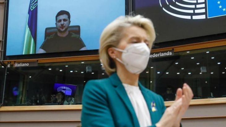 La titular de la Comisión Europea, Ursula von der Leyen, aplaude al escuchar al presidente de Ucrania, Volodímir Zelenski, en el Parlamento Europeo.