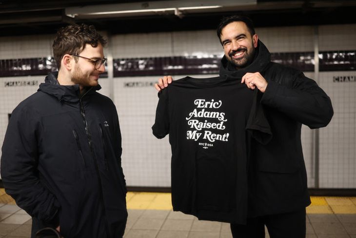Mandani -con la remera en Mano- es un socialista que aboga entre otras cosas por congelar los alquileres. Mandani -con la remera en Mano- es un socialista que aboga entre otras cosas por congelar los alquileres.