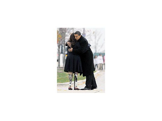 Barack Obama se mostró ayer junto a Tammy Duckworth, directoradel Departamento de Asuntos de Veteranos de Guerraen Illinois, durante un homenaje a los caídos en combate.