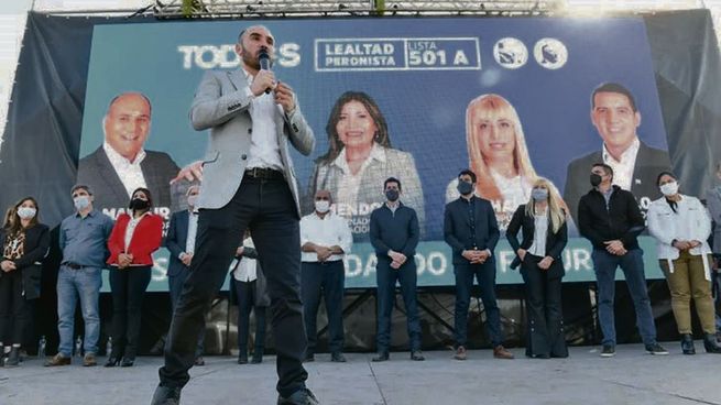 Gira. Martín Guzman ayer se subió al escenario en Tucumán para un acto por la militancia. Junto a “Wado” de Pedro esta en plena gira de campaña.
