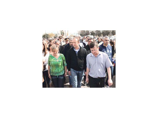 Martín Insaurralde participó ayer de la multitudinaria marcha religiosa, entre otras actividades.