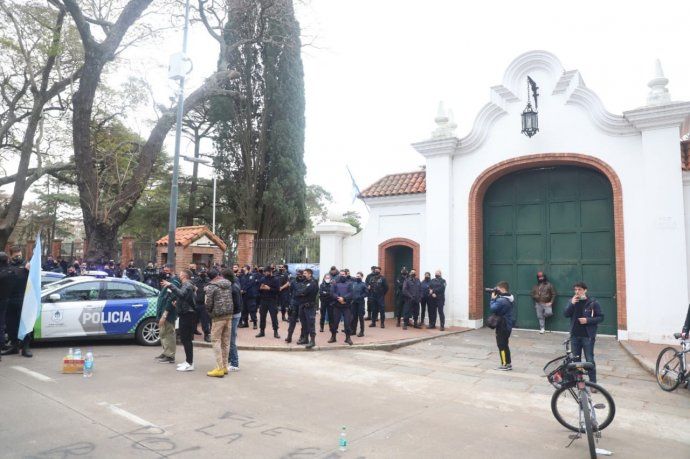 Protesta policías en Olivos