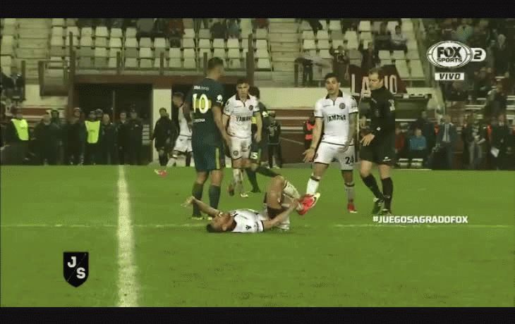 El errático partido de Cardona: debió ser expulsado y no le pasó la pelota a Benedetto
