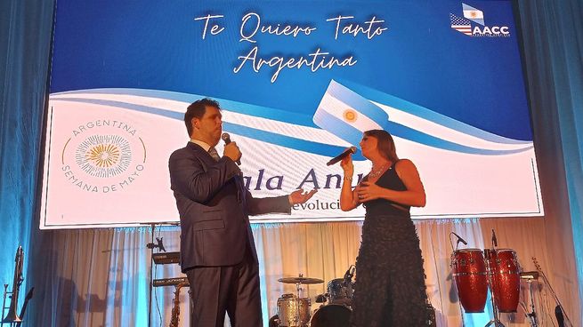 Semana patria en Miami. Gabriel Mores, nieto del ilustre pianista, cantó tangos acompañado, en ocasiones, por Mariana Quinteros.