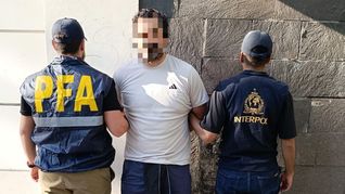 Detuvieron a un ex contralmirante mexicano acusado de integrar una red de huachicol fiscal. Detuvieron a un ex contralmirante mexicano acusado de integrar una red de huachicol fiscal.