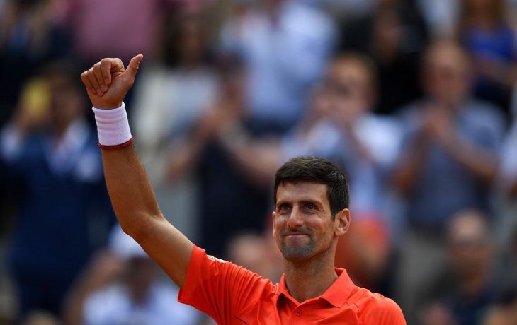 Djokovic avanza a paso firme en Roland Garros